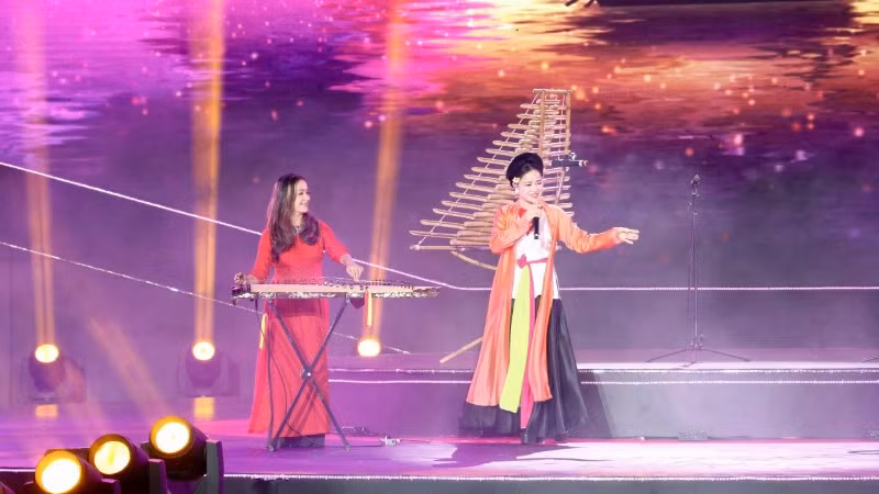 Festival với chuỗi sự kiện đặc sắc về văn hóa, du lịch diễn ra sôi nổi, lan tỏa di sản ở mọi miền đất nước đã đem lại không khí hân hoan, sôi động đến với người dân Ninh Bình và du khách thập phương. Festival với chuỗi sự kiện đặc sắc về văn hóa, du lịch diễn ra sôi nổi, lan tỏa di sản ở mọi miền đất nước đã đem lại không khí hân hoan, sôi động đến với người dân Ninh Bình và du khách thập phương.
