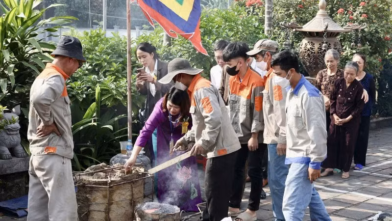 Nghi thức đúc “Vạc thuốc Thánh” bằng đồng. Nghi thức đúc “Vạc thuốc Thánh” bằng đồng.