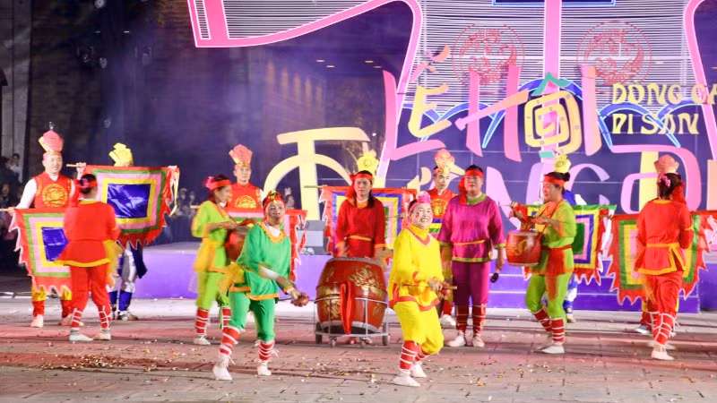 Trình diễn trống Khánh Tiên, Ninh Bình. Trình diễn trống Khánh Tiên, Ninh Bình.