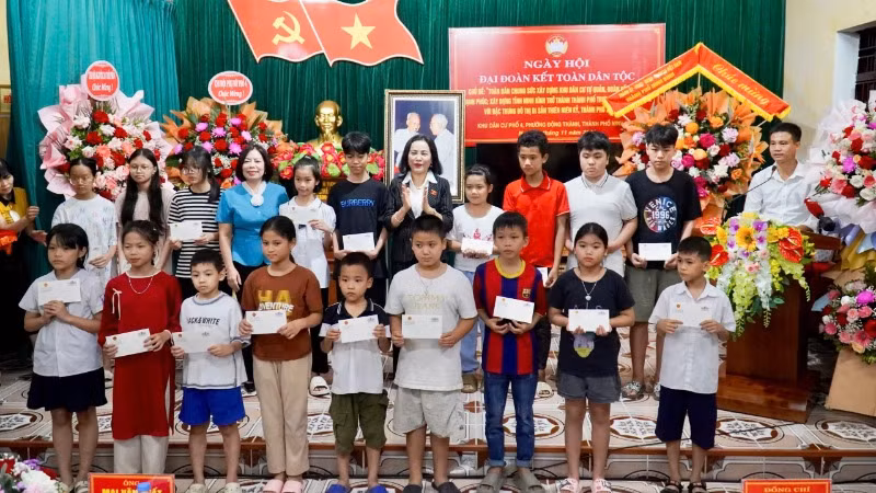 Phó Chủ tịch Quốc hội Nguyễn Thị Thanh trao tặng nhiều suất quà cho các em học sinh có hoàn cảnh khó khăn vươn lên trong học tập.