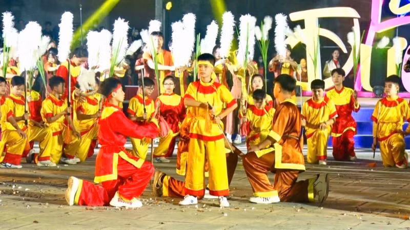 Tái hiện tích "Cờ lau tập trận". Tái hiện tích "Cờ lau tập trận".
