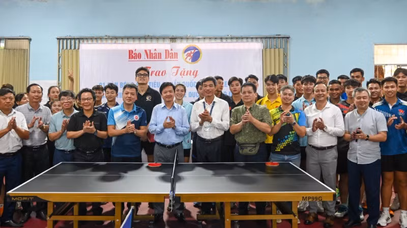 Ban tổ chức Giải vô địch bóng bàn quốc gia Báo Nhân Dân trao bàn bóng bàn tặng Trường đại học Thể dục Thể thao Đà Nẵng. (Ảnh: DUY LINH)