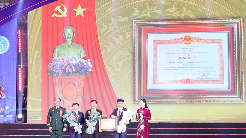 Phó Chủ tịch Quốc hội Trần Quang Phương và Bí thư Tỉnh ủy Quảng Ngãi Bùi Thị Quỳnh Vân trao Bằng khen của Thủ tướng Chính phủ tặng Đảng bộ, chính quyền và nhân dân thị xã Đức Phổ .