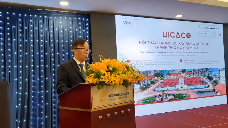 Phó Giáo sư, Tiến sĩ Phạm Hồng Luân phát biểu tại hội thảo.