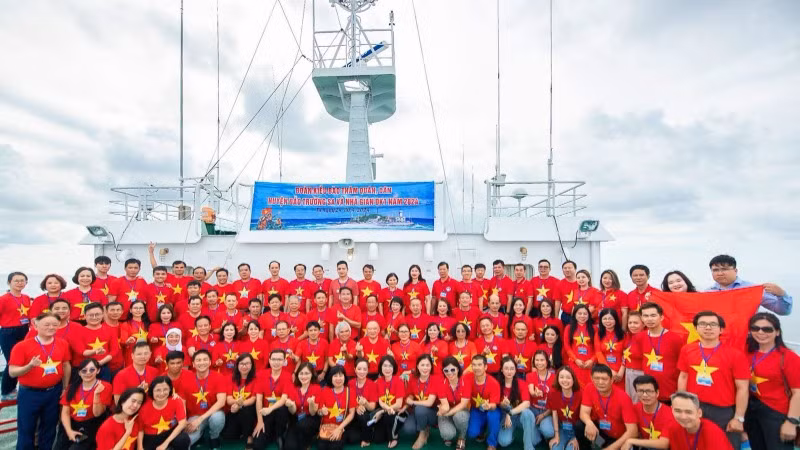 Đoàn kiều bào thăm quân, dân huyện đảo Trường Sa và nhà giàn DK1 năm 2024.