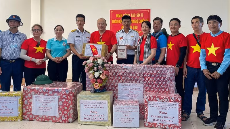 Kiều bào tặng quà cho cán bộ, chiến sĩ đảo tại Len Đao.