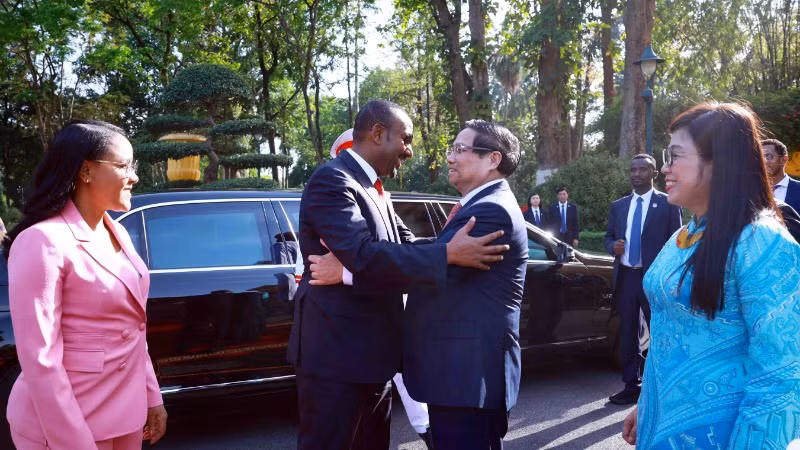 Thủ tướng Phạm Minh Chính và Phu nhân đón Thủ tướng Ethiopia Abiy Ahmed Ali và Phu nhân. (Ảnh: Dương Giang/TTXVN) Thủ tướng Phạm Minh Chính và Phu nhân đón Thủ tướng Ethiopia Abiy Ahmed Ali và Phu nhân. (Ảnh: Dương Giang/TTXVN)