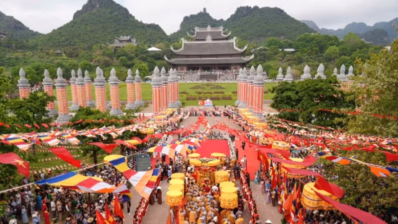 Chư tôn đức tăng ni cung nghinh xá lợi Phật vào Điện Tam Thế trong chùa Tam Chúc.