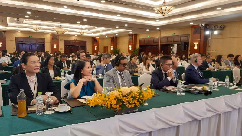 Các đại biểu tham dự hội thảo.