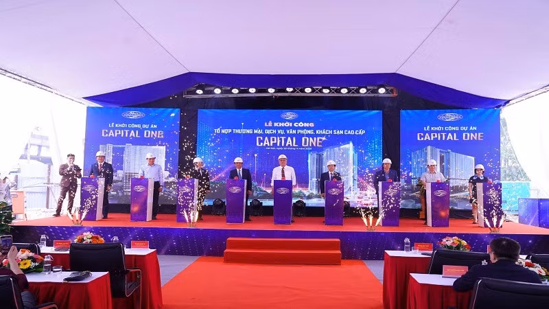 Các đại biểu bấm nút khởi công Dự án Capital One.