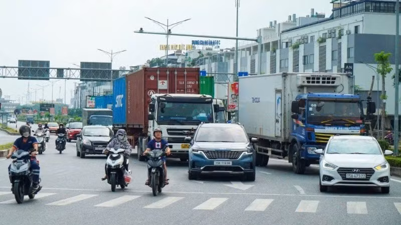Một nút giao thông được giám sát bằng camera.