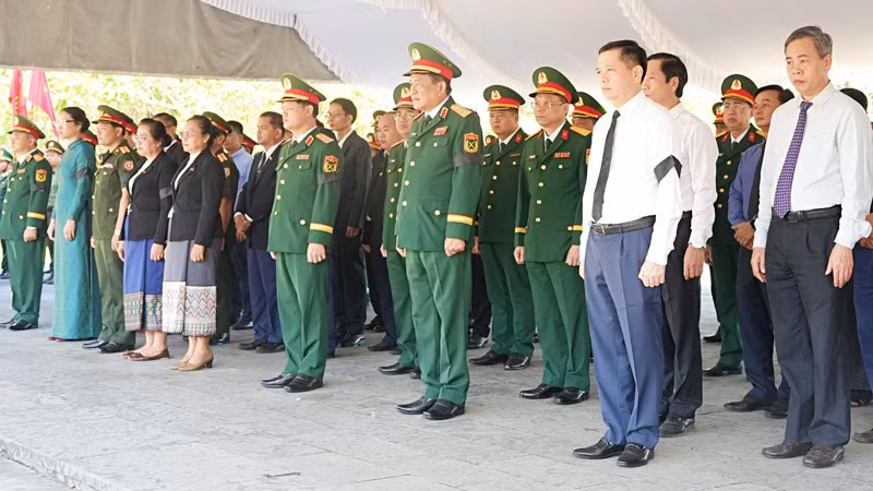 Thượng tướng Võ Minh Lương cùng lãnh đạo tỉnh Quảng Trị và tỉnh Savannakhet dự lễ viếng, truy điệu và an táng hài cốt liệt sĩ Việt Nam hy sinh tại nước bạn Lào.