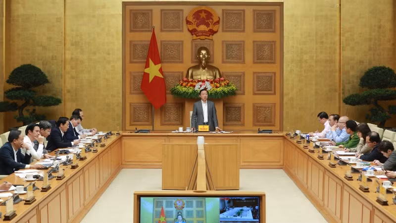 Phó Thủ tướng Trần Hồng Hà chủ trì cuộc họp về các giải pháp xử lý ô nhiễm không khí tại các địa phương. (Ảnh: TTXVN)