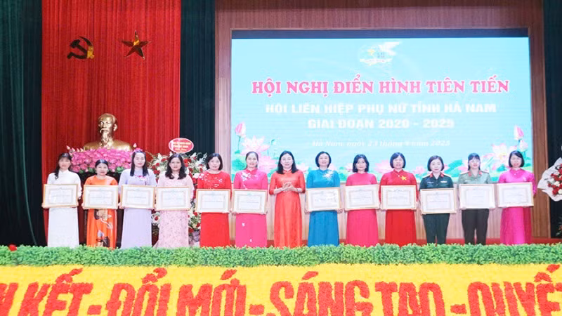 Đồng chí Phó Bí thư Thường trực Tỉnh ủy Đinh Thị Lụa tặng Bằng khen của Hội Liên hiệp Phụ nữ tỉnh Hà Nam cho các tập thể có thành tích xuất sắc trong công tác hội.