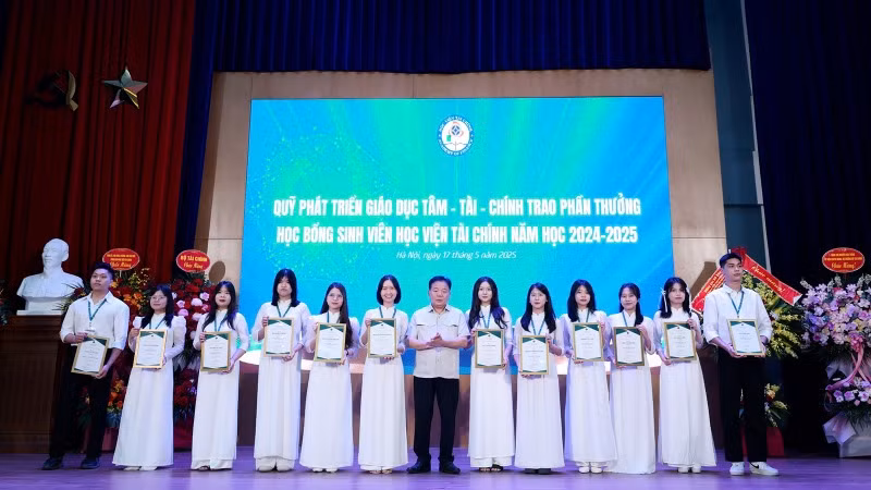 Đại diện Ban tổ chức Diễn đàn "Hợp tác và phát triển" trao quà tặng các sinh viên Học viện Tài chính xuất sắc, có thành tích nghiên cứu-đổi mới sáng tạo.