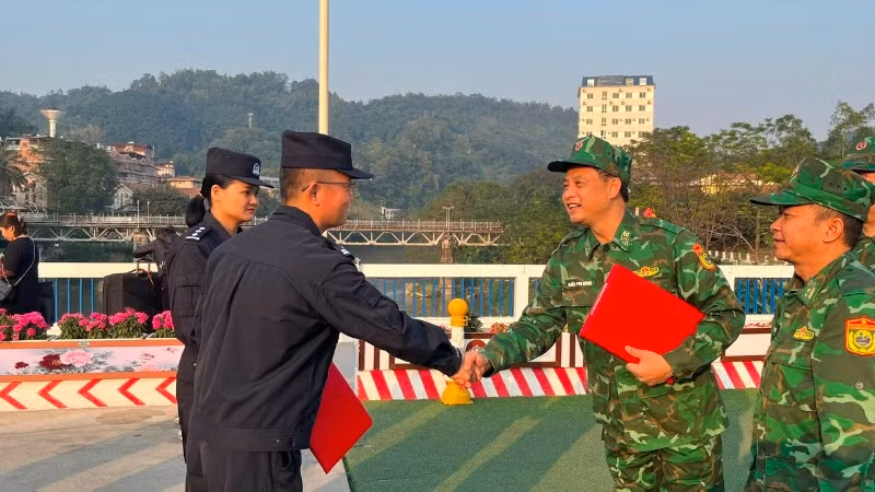 Bộ Chỉ huy Bộ đội Biên phòng tỉnh Lào Cai và Chi đội quản lý biên giới Hồng Hà, Trạm kiểm soát biên phòng xuất nhập cảnh Hà Khẩu (Trung Quốc) tổ chức tuần tra liên hợp.