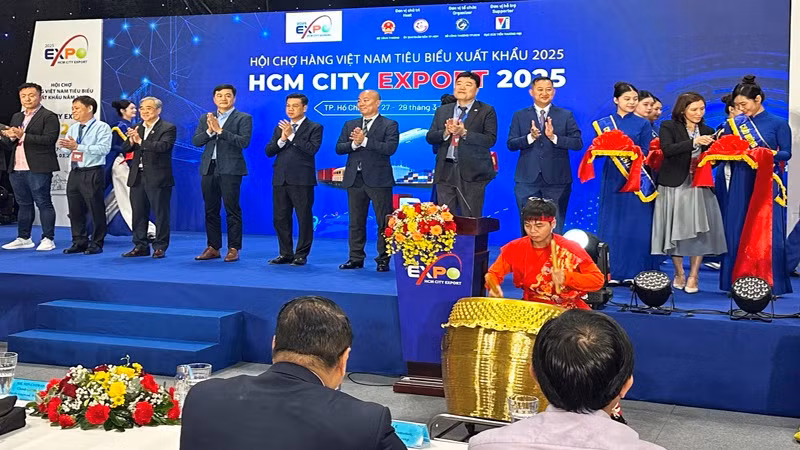 Các đại biểu thực hiện nghi thức khai mạc hội chợ.