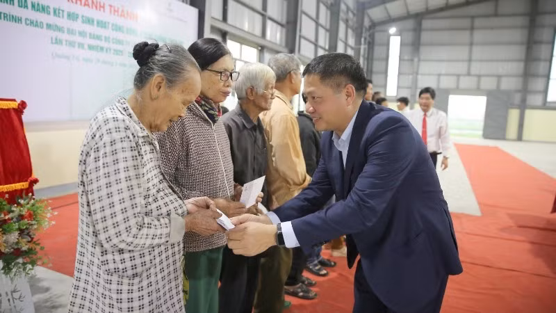 Ông Bùi Ngọc Dương, Bí thư Đảng ủy, Chủ tịch Hội đồng quản trị BSR tặng quà cho các hộ gia đình chính sách tại thị xã Quảng Trị.