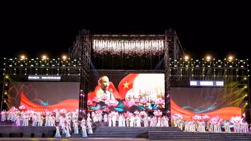 Nhiều tiết mục được dàn dựng công phu, xúc động để lại nhiều ấn tượng trong lòng công chúng. Nhiều tiết mục được dàn dựng công phu, xúc động để lại nhiều ấn tượng trong lòng công chúng.