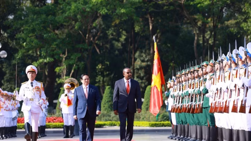 Thủ tướng Phạm Minh Chính và Thủ tướng Ethiopia Abiy Ahmed Ali duyệt Đội danh dự Quân đội nhân dân Việt Nam. (Ảnh: Dương Giang/TTXVN) Thủ tướng Phạm Minh Chính và Thủ tướng Ethiopia Abiy Ahmed Ali duyệt Đội danh dự Quân đội nhân dân Việt Nam. (Ảnh: Dương Giang/TTXVN)