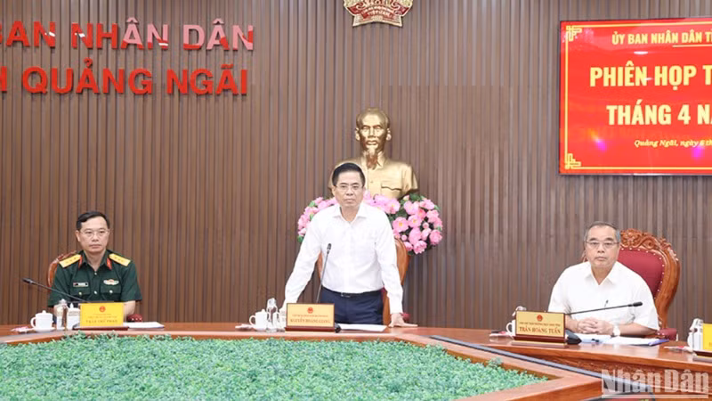 Chủ tịch Ủy ban nhân dân tỉnh Quảng Ngãi Nguyễn Hoàng Giang phát biểu tại phiên họp.
