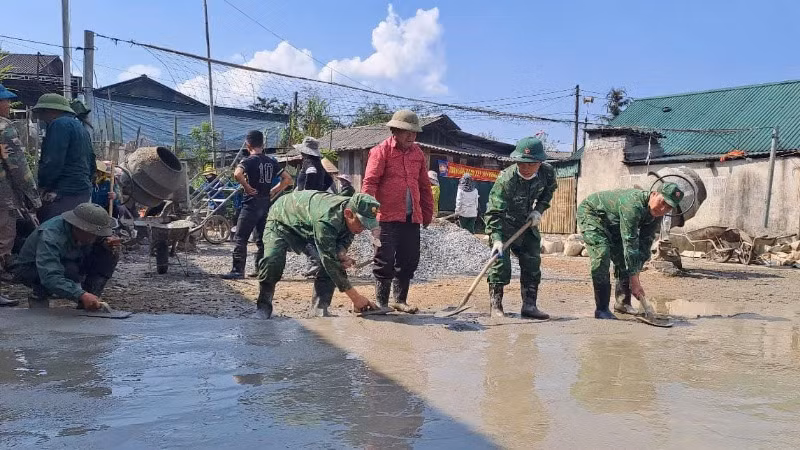 Ngày 12/3, cán bộ, chiến sĩ Đồn Biên phòng Na Ngoi cùng bà con nhân dân địa phương xây dựng sân bê-tông nhà văn hóa bản Phù Khả 2, xã Na Ngoi, huyện Kỳ Sơn.