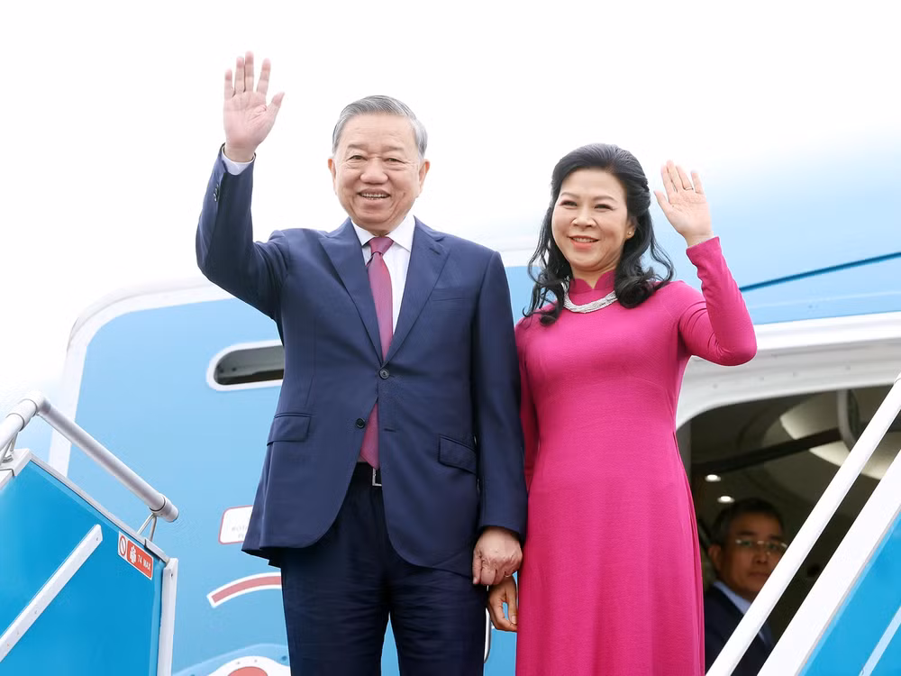 Sáng 9/3, Tổng Bí thư Tô Lâm và Phu nhân Ngô Phương Ly cùng Đoàn đại biểu cấp cao Việt Nam rời Thủ đô Hà Nội, lên đường thăm cấp Nhà nước tới Cộng hòa Indonesia, thăm chính thức Ban Thư ký ASEAN và thăm chính thức Singapore từ ngày 9-13/3/2025. (Ảnh: Thống Nhất/TTXVN)