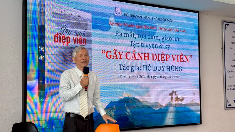 Tác giả Hồ Duy Hùng chia sẻ tại buổi ra mắt sách.