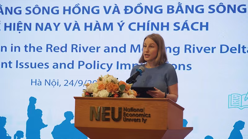 Trợ lý Đại diện Thường trú, Trưởng phòng Quản trị và tham gia, bà Sabina Stein phát biểu tại tọa đàm.