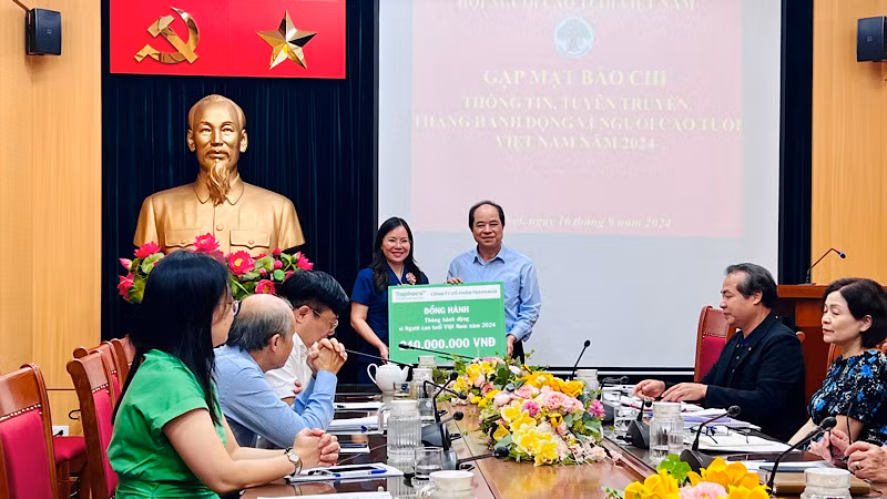 Đại diện lãnh đạo Công ty cổ phần Traphaco trao tặng 240 triệu đồng cho Tháng hành động vì người cao tuổi Việt Nam năm 2024.