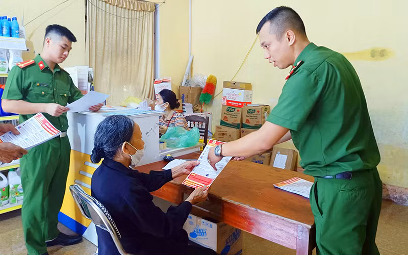 Công an huyện Đức Thọ (Hà Tĩnh) tuyên truyền cho người dân nâng cao ý thức cảnh giác với thủ đoạn của tội phạm lừa đảo chiếm đoạt tài sản qua mạng. (Ảnh NAM THẮNG)