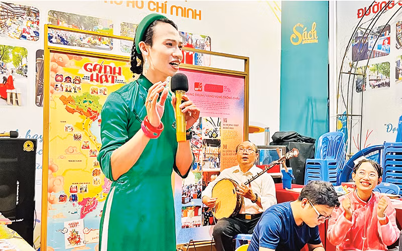 Diễn viên Hạ Nắng (áo dài xanh) diễn các trích đoạn cải lương, đờn ca tài tử tại sân khấu nhỏ thuộc Đường Sách Thành phố Hồ Chí Minh. 