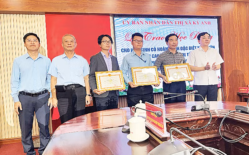 Đại diện thị xã Kỳ Anh tặng giấy khen cho các tập thể cá nhân có đóng góp cho công tác khuyến học trên địa bàn. Đại diện thị xã Kỳ Anh tặng giấy khen cho các tập thể cá nhân có đóng góp cho công tác khuyến học trên địa bàn.
