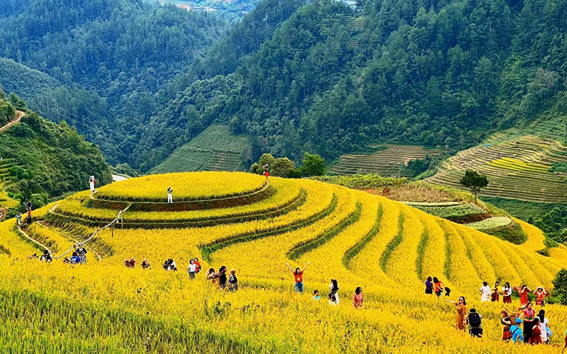Du khách khám phá vẻ đẹp của ruộng bậc thang tại xã La Pán Tẩn, huyện Mù Cang Chải (Yên Bái). (Ảnh Hạnh Hoàng) 