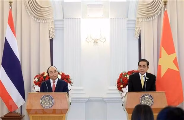 Chủ tịch nước Nguyễn Xuân Phúc và Thủ tướng Vương quốc Thái Lan Prayut Chan-o-cha gặp gỡ báo chí. (Ảnh: Thống Nhất/TTXVN)