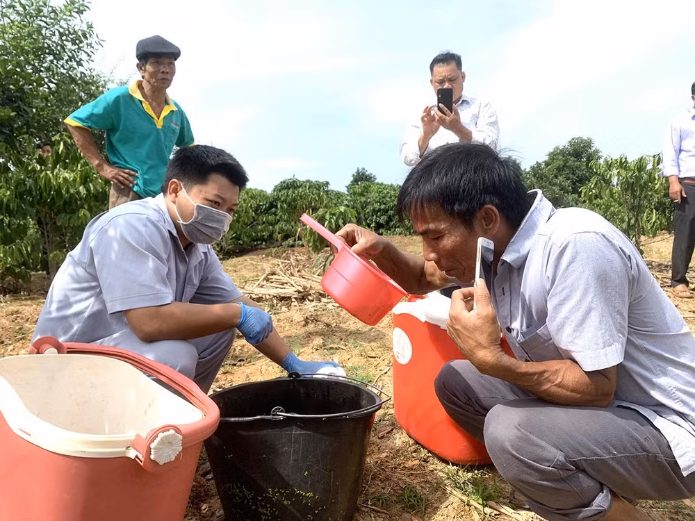 Người dân địa phương kiểm tra nước thải được Đoàn kiểm tra lấy mẫu.