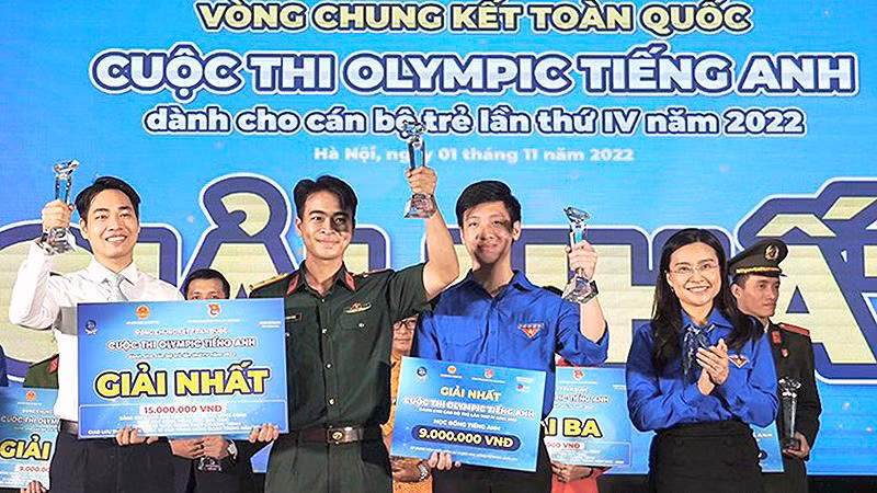 Đồng chí Nguyễn Phạm Duy Trang, Bí thư Trung ương Đoàn, Chủ tịch Hội đồng Đội Trung ương (ngoài cùng bên phải) trao giải nhất tặng các thí sinh đội X-Men.