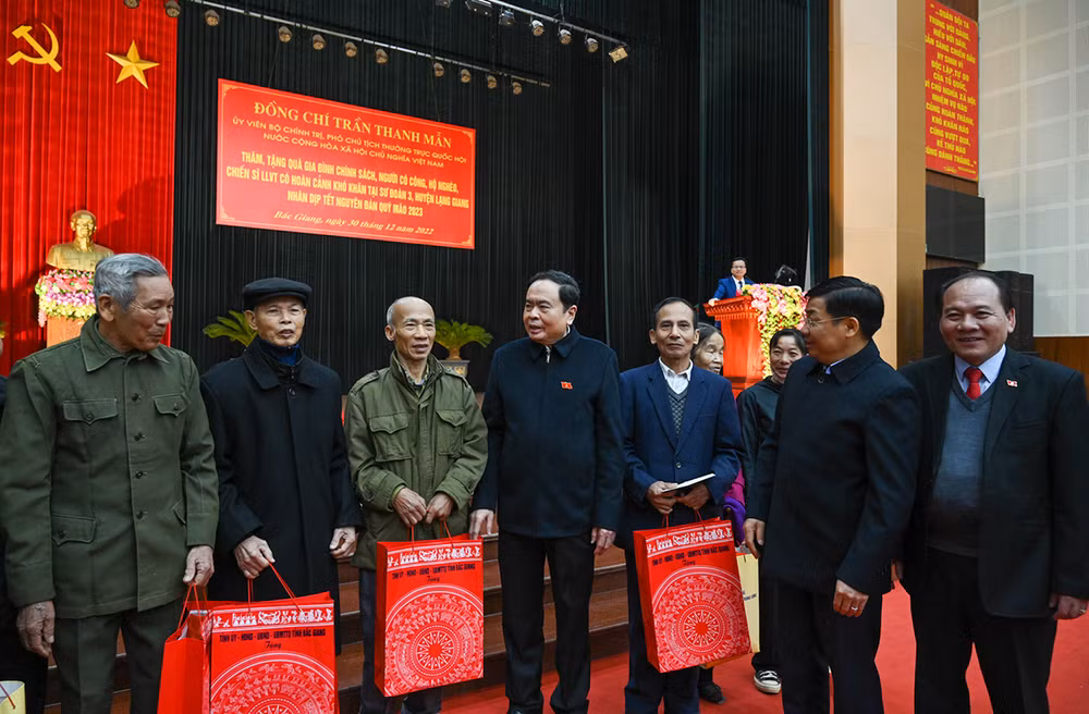 Phó Chủ tịch Thường trực Quốc hội Trần Thanh Mẫn, Bí thư Tỉnh ủy Bắc Giang Dương Văn Thái thăm hỏi, chúc Tết gia đình chính sách, hộ nghèo.
