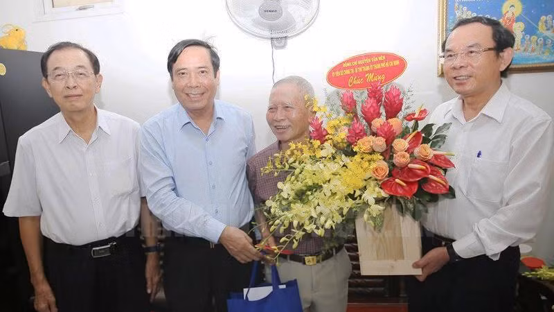 Đoàn công tác thăm, chúc mừng đồng chí Phạm Văn Phê. (Ảnh: Hồ Long)