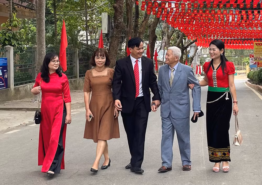 Nguyên Bí thư Huyện ủy Tuần Giáo Lò Văn Sinh (thứ 2 từ phải sang) trò chuyện với cán bộ trẻ về truyền thống cách mạng của quân và dân huyện Tuần Giáo.