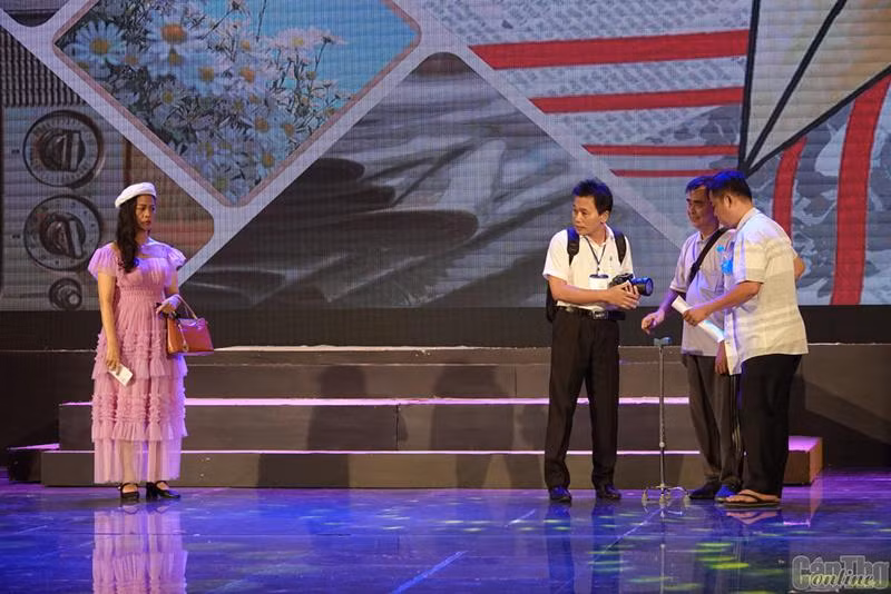 Đến từ Đài Phát thanh-Truyền hình Bình Dương, thí sinh Trần Thị Cẩm Thúy thể hiện bài “Ngòi bút nở hoa”, đặc biệt với sự hỗ trợ của các đồng nghiệp trong một tình huống về đạo đức nghề báo. Đến từ Đài Phát thanh-Truyền hình Bình Dương, thí sinh Trần Thị Cẩm Thúy thể hiện bài “Ngòi bút nở hoa”, đặc biệt với sự hỗ trợ của các đồng nghiệp trong một tình huống về đạo đức nghề báo.