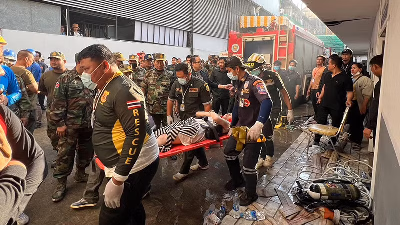 Lực lượng chức năng khẩn trương cấp cứu nạn nhân và tiếp tục tìm kiếm người mắc kẹt trong khu vực xảy cháy (Ảnh: cpp.org.kh) Lực lượng chức năng khẩn trương cấp cứu nạn nhân và tiếp tục tìm kiếm người mắc kẹt trong khu vực xảy cháy (Ảnh: cpp.org.kh)
