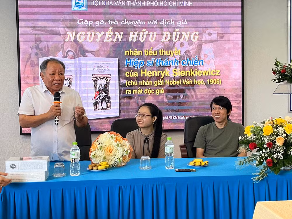 Dịch giả Nguyễn Hữu Dũng chia sẻ quá trình dịch tác phẩm “Hiệp sĩ Thánh chiến” của văn hào Ba Lan Henryk Sienkiewicz.