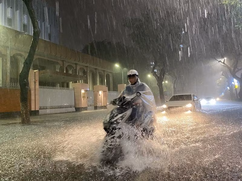 [Ảnh] Đà Nẵng: Mưa lớn kéo dài, nhiều tuyến đường ngập sâu trong nước ảnh 14