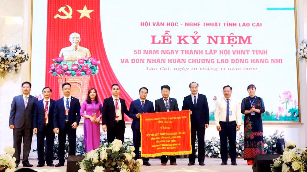 Đồng chí Phó Bí thư Thường trực Tỉnh ủy Lào Cai đã tặng Hội Văn học–Nghệ thuật tỉnh bức trướng nhân kỷ niệm 50 năm thành lập Hội.