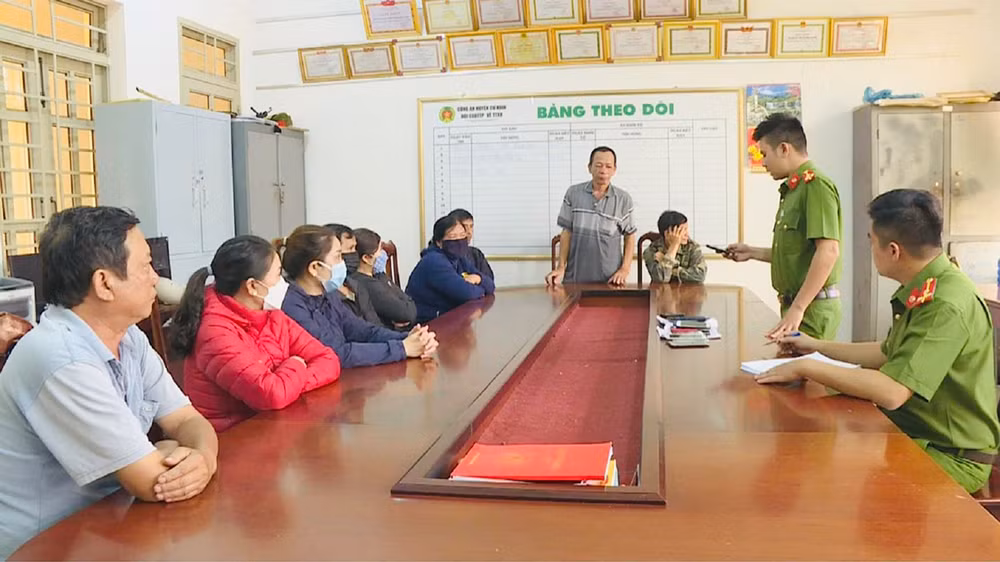 Các đối tượng tham gia đường dây đánh bạc do Lê Ngọc Triệu cầm đầu tại Công an huyện Cư Kuin.