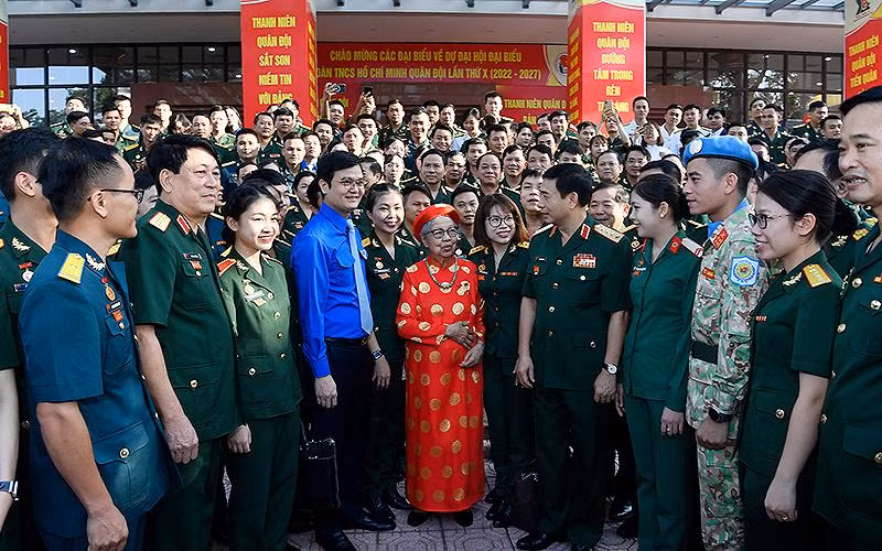 Các đại biểu trò chuyện bên lề Đại hội. Các đại biểu trò chuyện bên lề Đại hội.