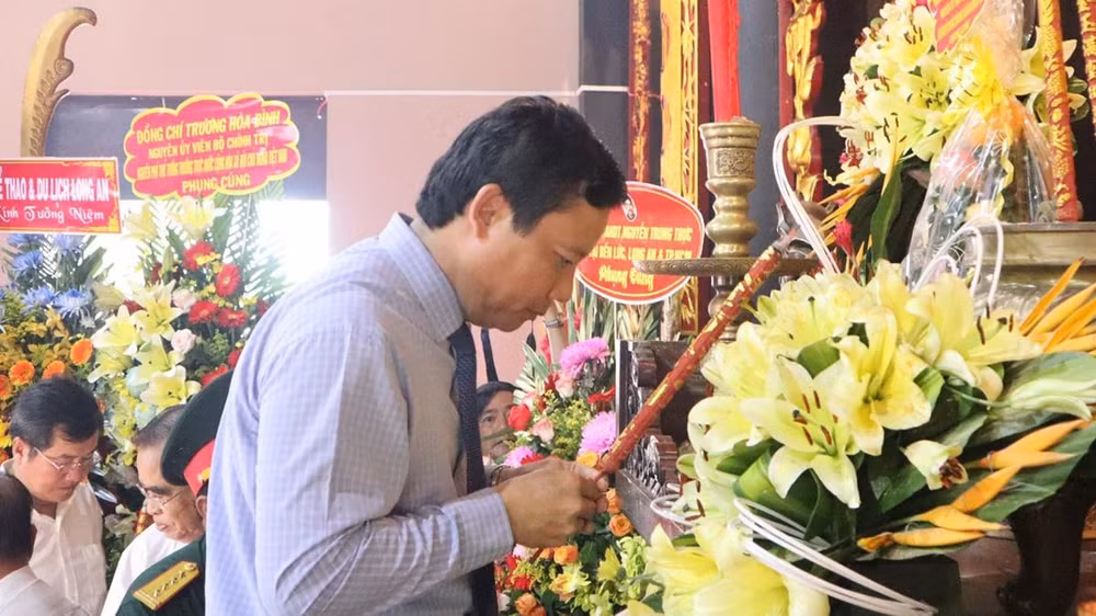 Lãnh đạo tỉnh Long An dâng hương tưởng niệm vị Anh hùng của dân tộc Nguyễn Trung Trực.