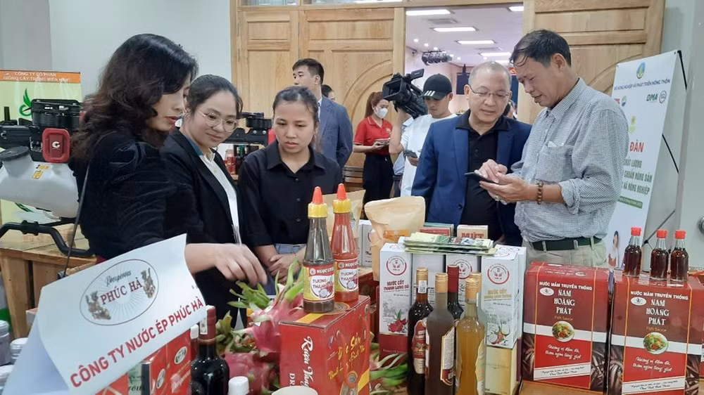 Các đại biểu tham quan các sản phẩm nông nghiệp sạch được trưng bày tại diễn đàn.