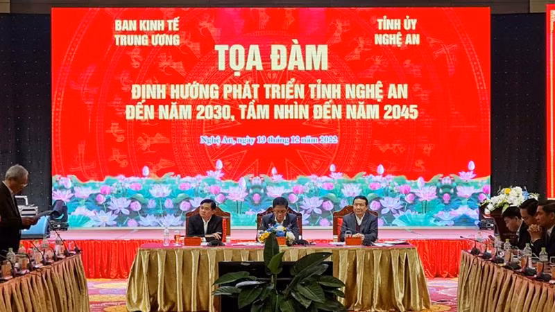 Đồng chí Trần Tuấn Anh và các đại biểu dự tọa đàm.